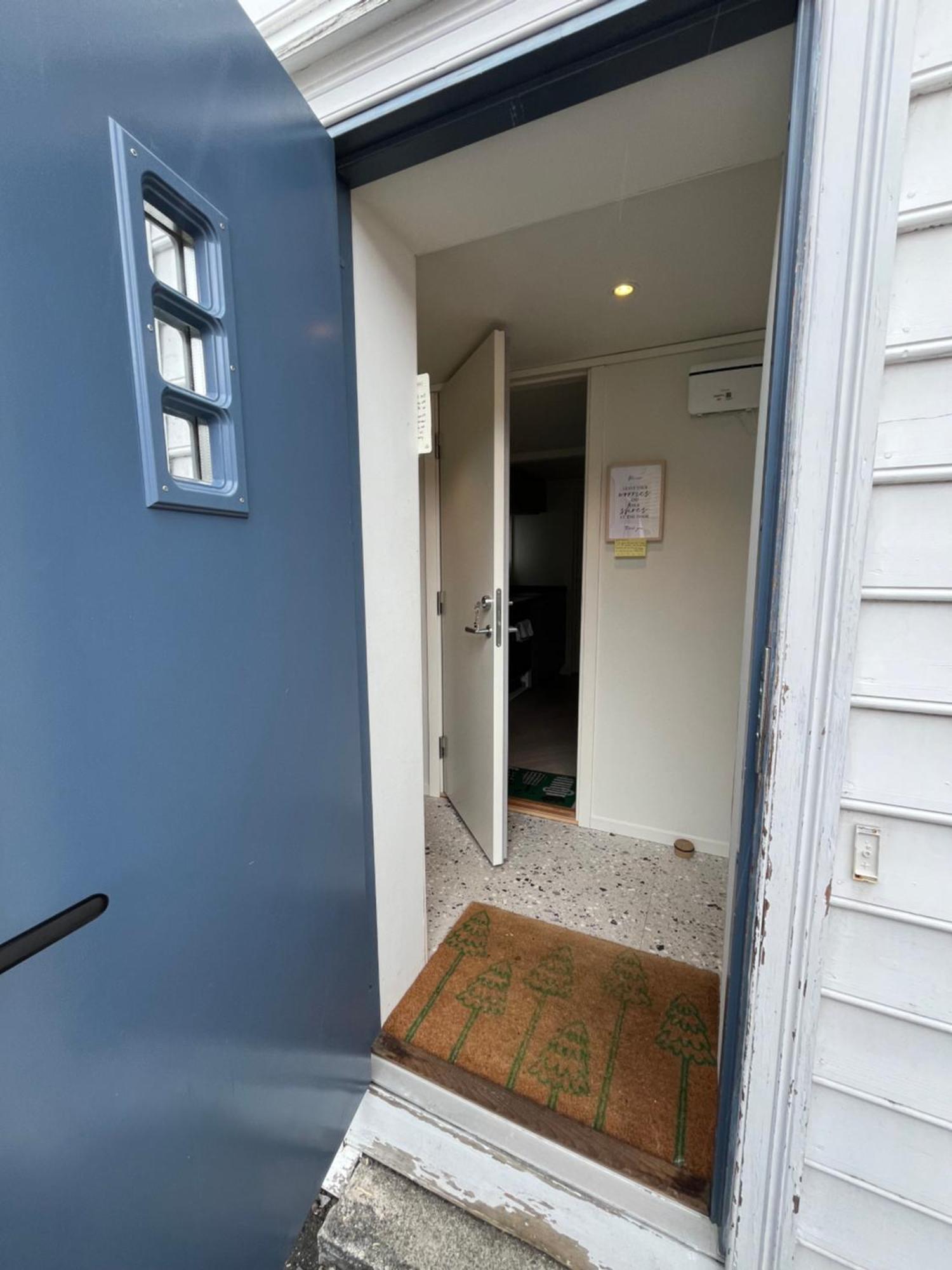 Entire Renovated Apartment From 1780 With Kitchen, Bath, Bedroom, And Living Room In Skuteviken Bergen Bagian luar foto